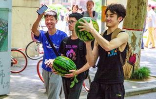学校河边吃瓜,校园生活新篇章